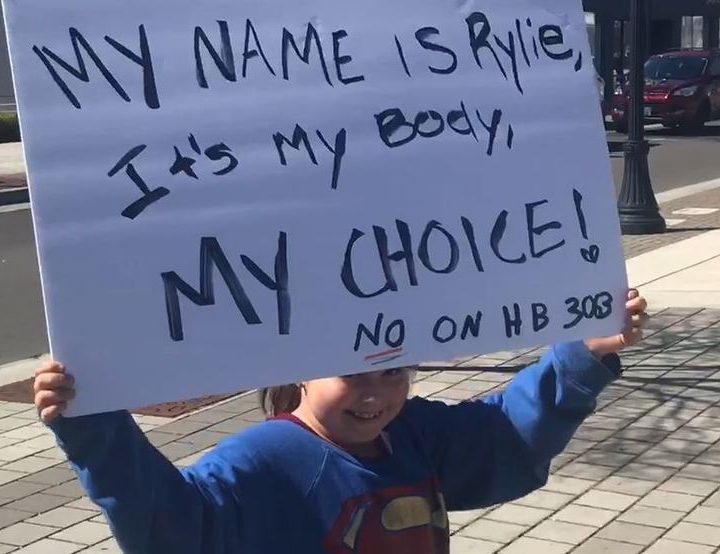 Parents rally in Medford to oppose Oregon’s vaccine exemption bill – KTVL