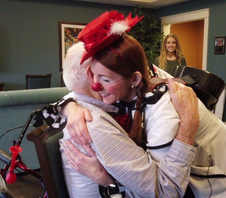 Grand Rapids Therapy clown offers dose of laughter as medicine Savannah Fish 9:25 AM, Dec – Fox17