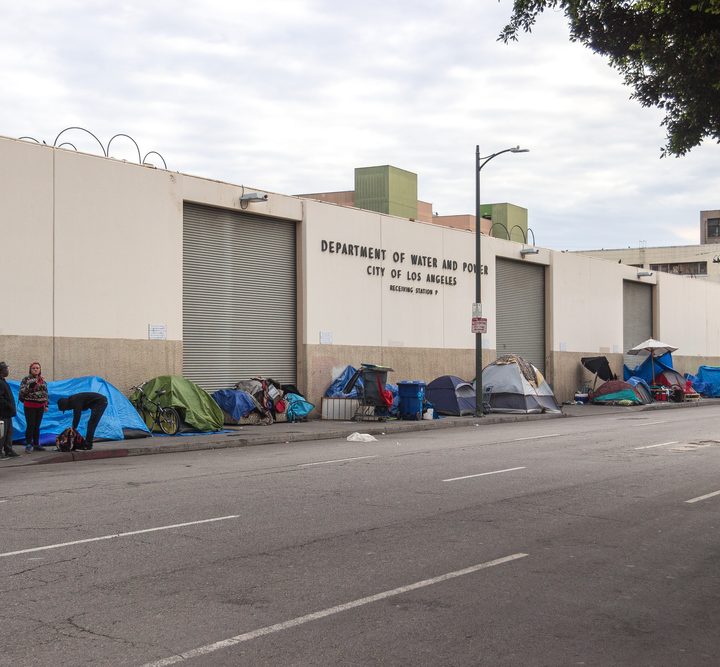 Amazing Woman Gives Food and Sanitizer to the Homeless While Still Practicing Social Distancing – One Green Planet